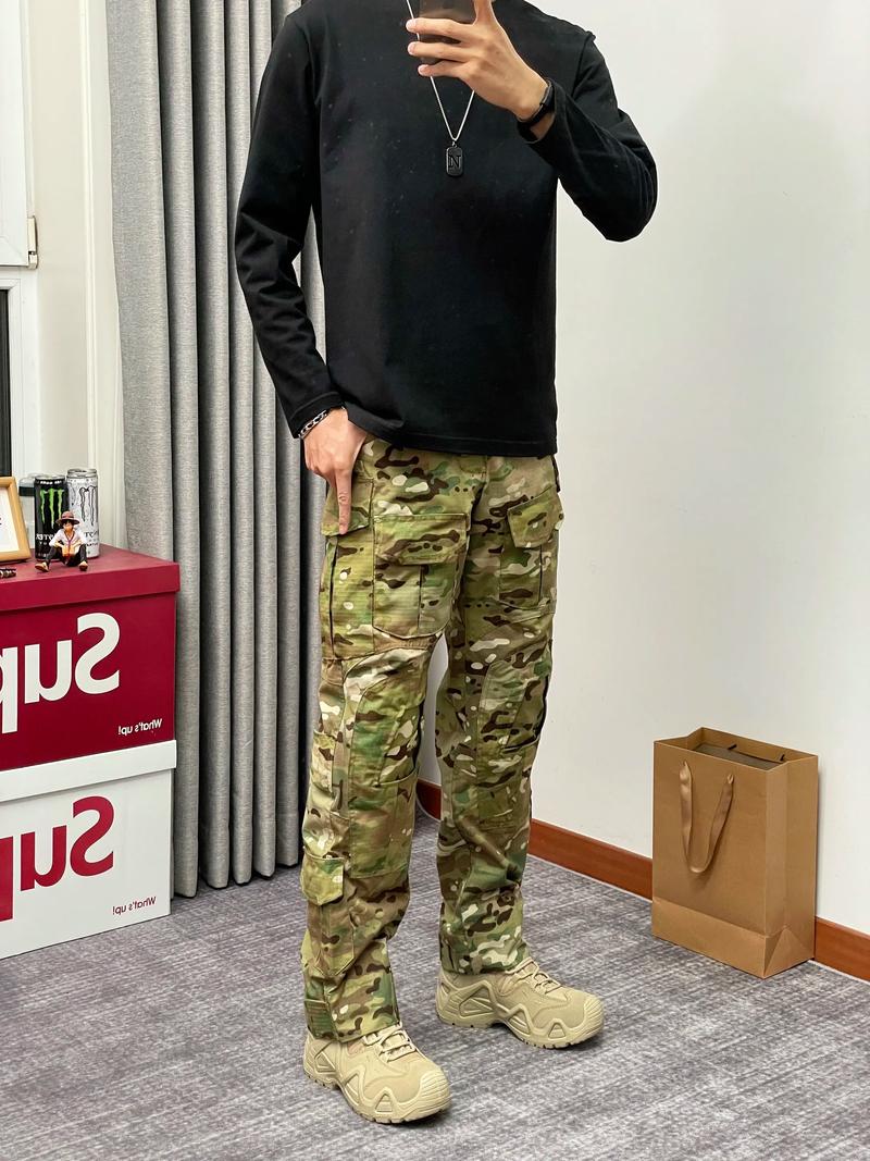 迷彩裤怎么搭配什么颜色上衣