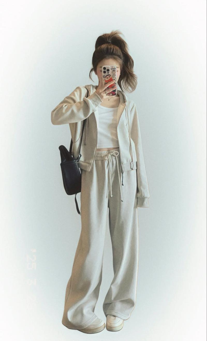 连帽短款卫衣怎么搭配才好看