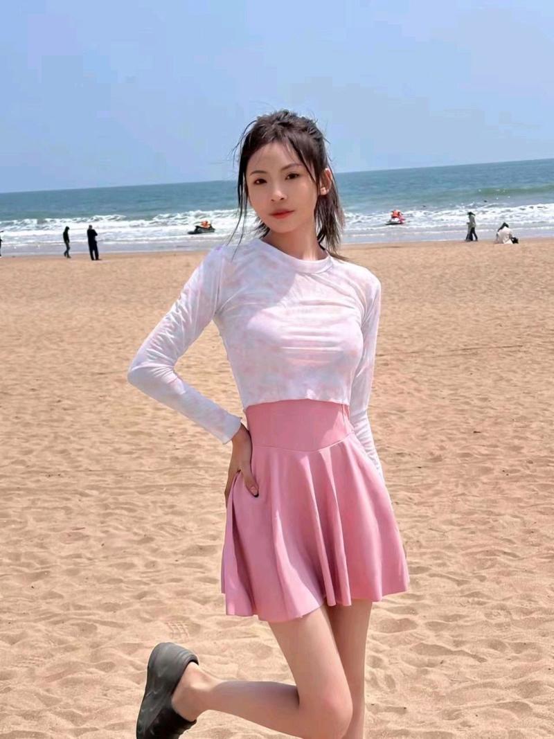 短款粉色百褶裙怎么搭配