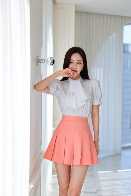 短款粉色百褶裙怎么搭配