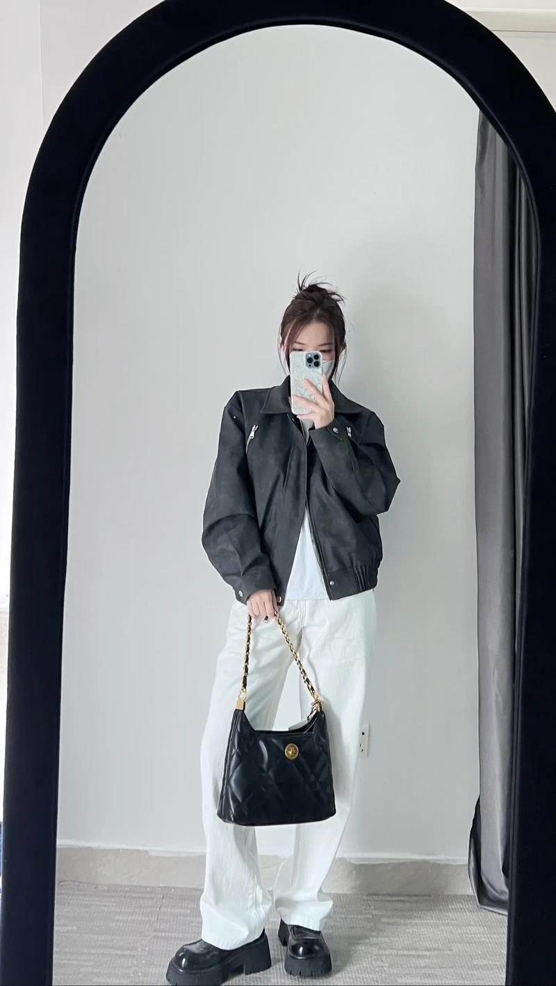 灰色皮衣怎么搭配显得上档次