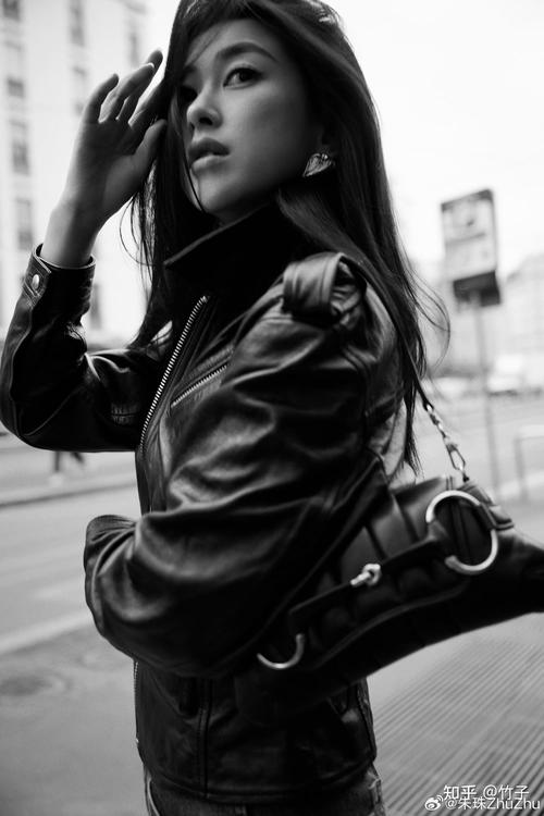 灰色皮衣怎么搭配显得上档次