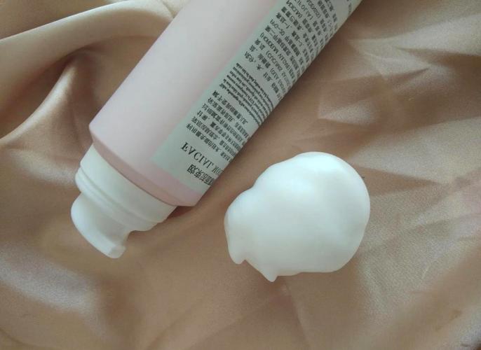 慕斯质地泡沫洗面奶