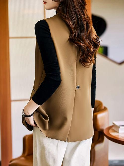 西装长款咖色马甲怎么搭配好看