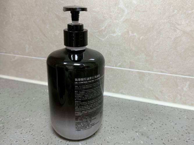 黑色洗面奶洗毛孔里