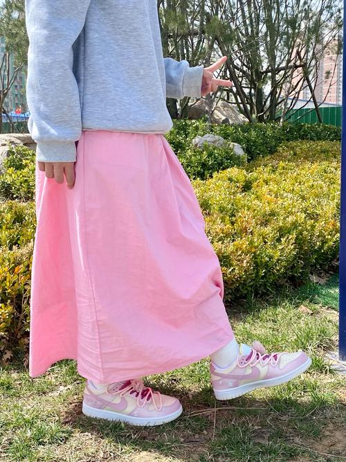 粉鞋配什么裤子