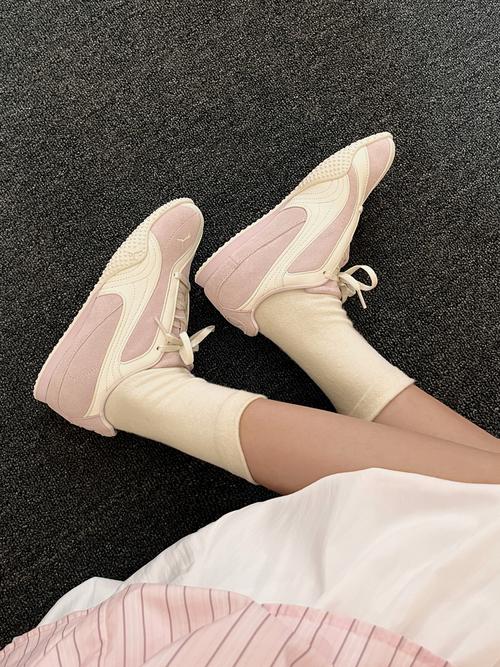 粉鞋配什么裤子