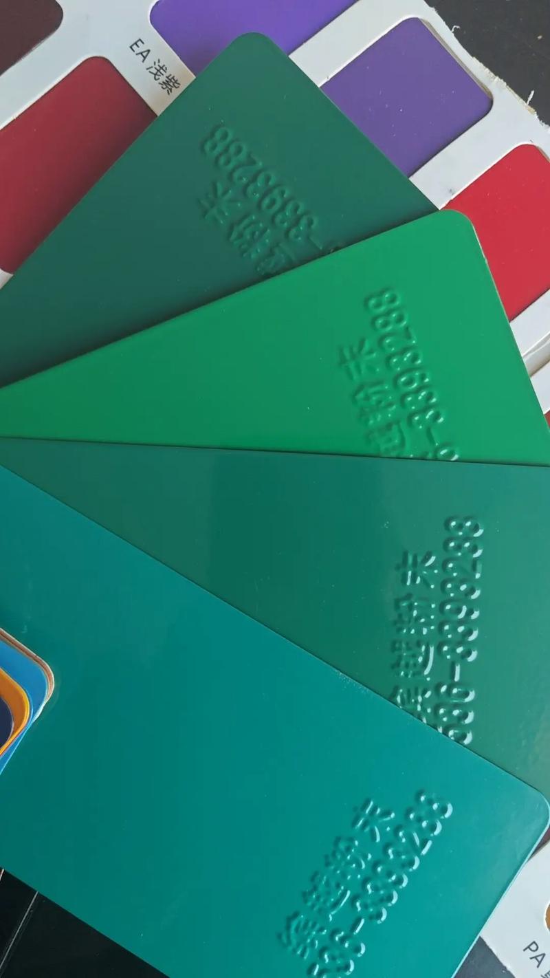 草绿是什么颜色