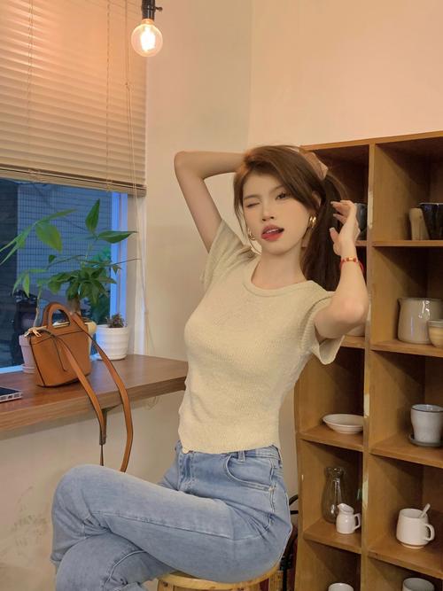 针织短款上衣T恤怎么搭配