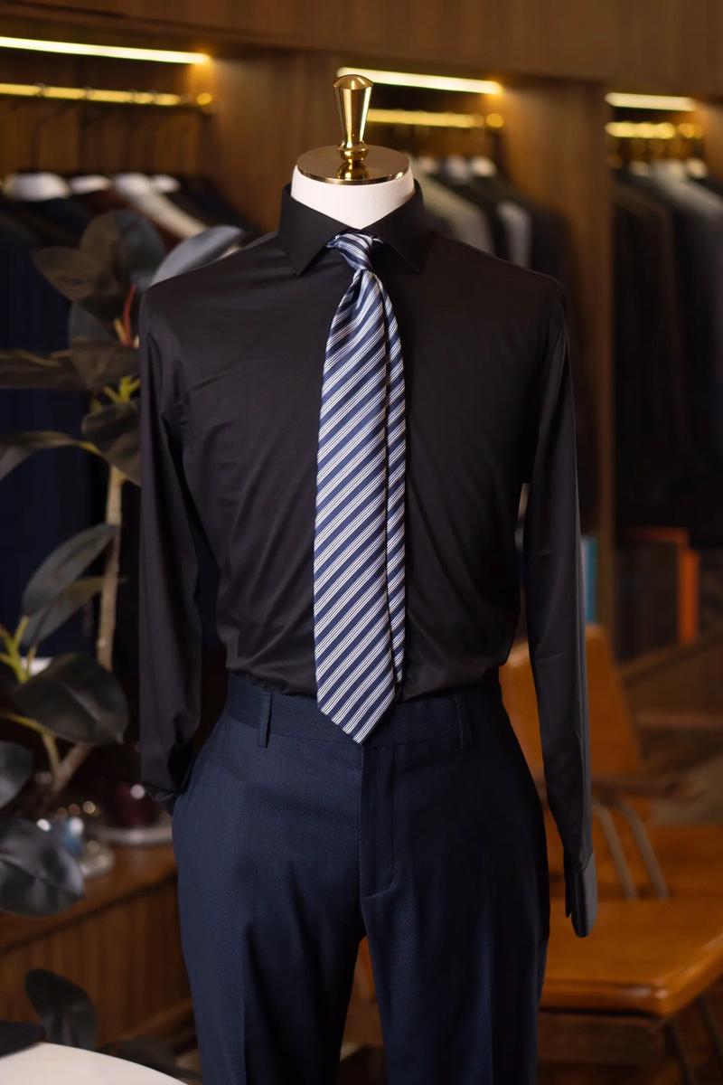 黑衬衫配什么外套