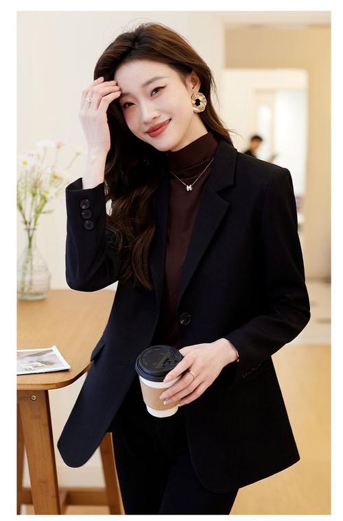 黑色修身西装外套怎么搭配女