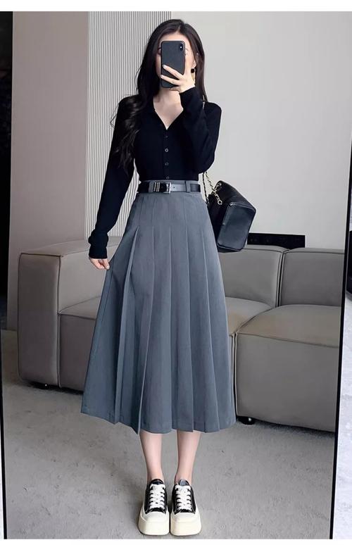 西装布料的半身裙子怎么搭配