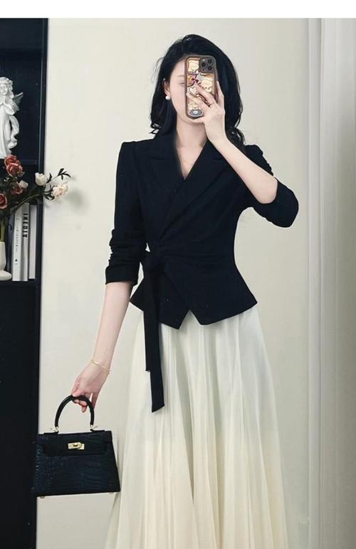 西装布料的半身裙子怎么搭配