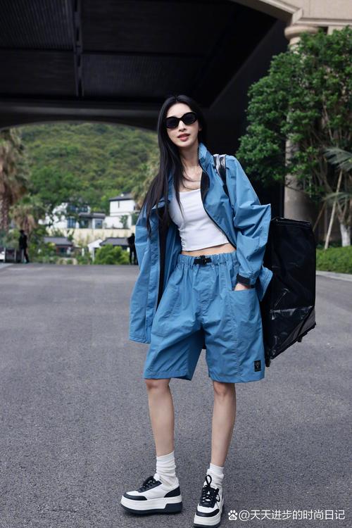 背心配什么裤子好看