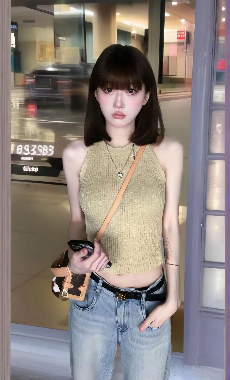 背心配什么裤子好看