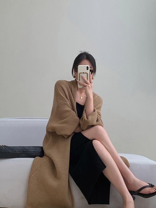 长款针织开衫里面怎么搭配