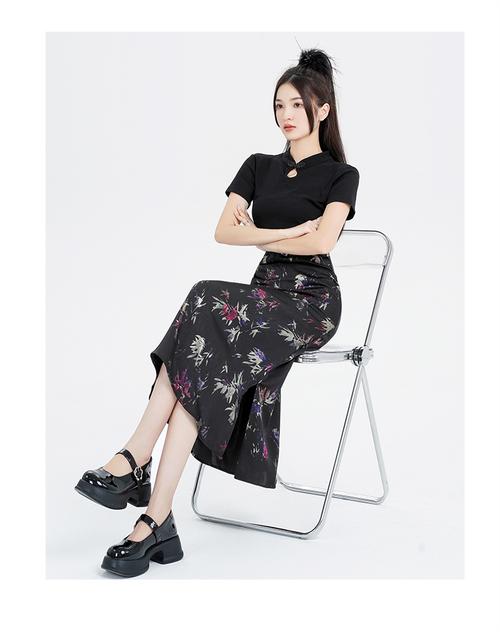 印花中长款伞裙怎么搭配