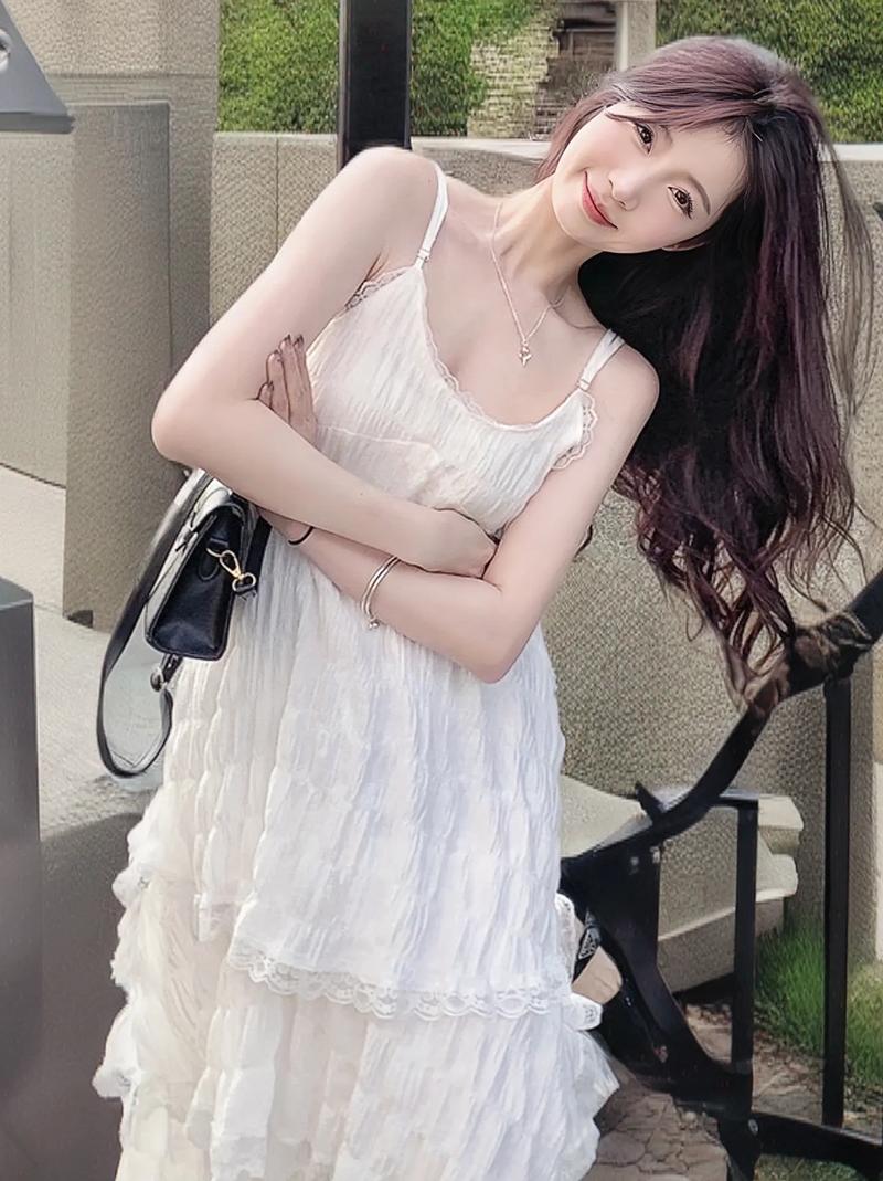 吊带蛋糕连衣裙怎么搭配上衣