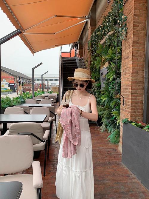 吊带蛋糕连衣裙怎么搭配上衣