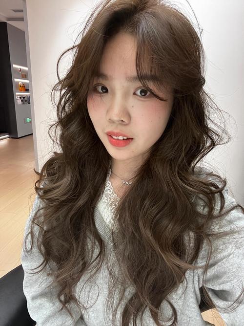 卷发适合什么颜色