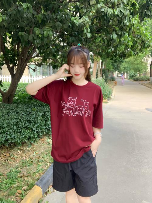 休闲红色t恤怎么搭配