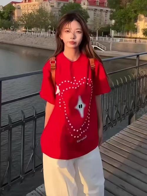 休闲红色t恤怎么搭配