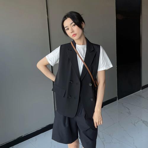 短款西装马甲怎么搭配衣服好看