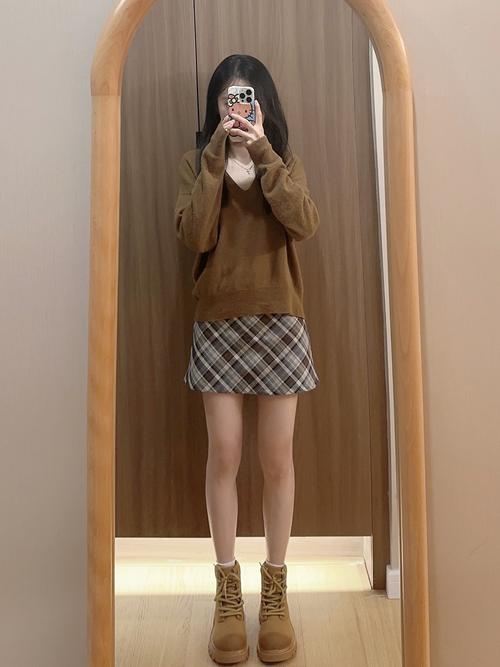 棕色的马丁靴该怎么搭配衣服