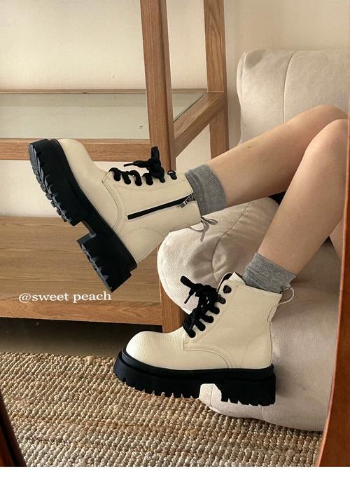 棕色的马丁靴该怎么搭配衣服