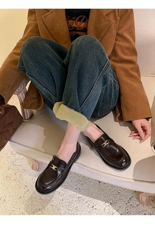 英伦风金属扣皮鞋怎么搭配