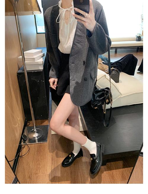 英伦风金属扣皮鞋怎么搭配