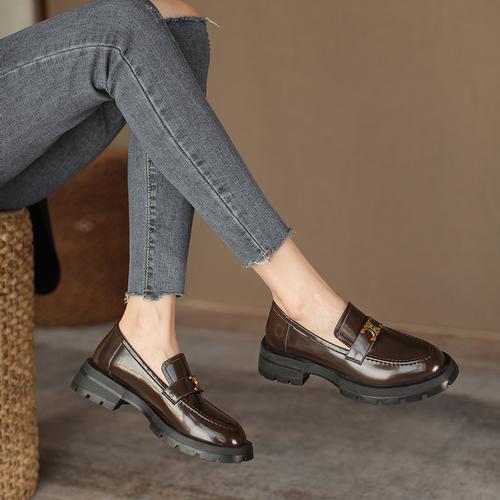 英伦风金属扣皮鞋怎么搭配