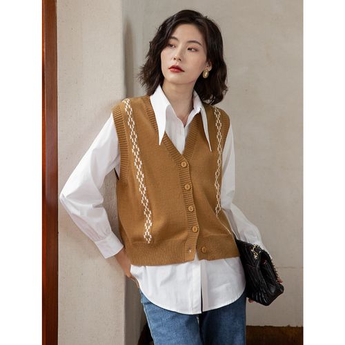 粽色背心毛衣怎么搭配