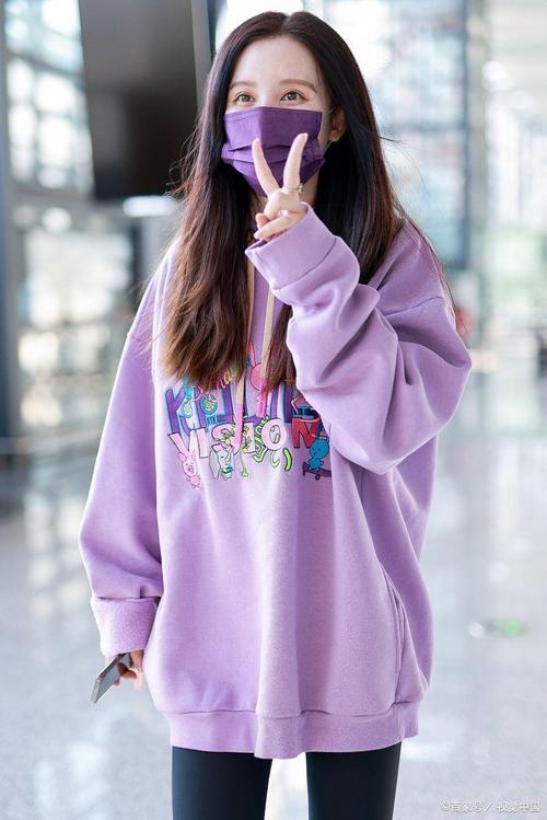 紫色长卫衣怎么搭配裤子