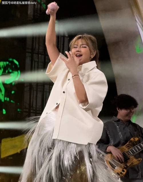 下身胖可以穿半身紧身针织裙怎么搭配