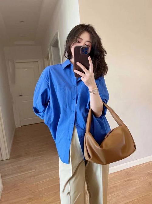 蓝色上衣应该怎么搭配