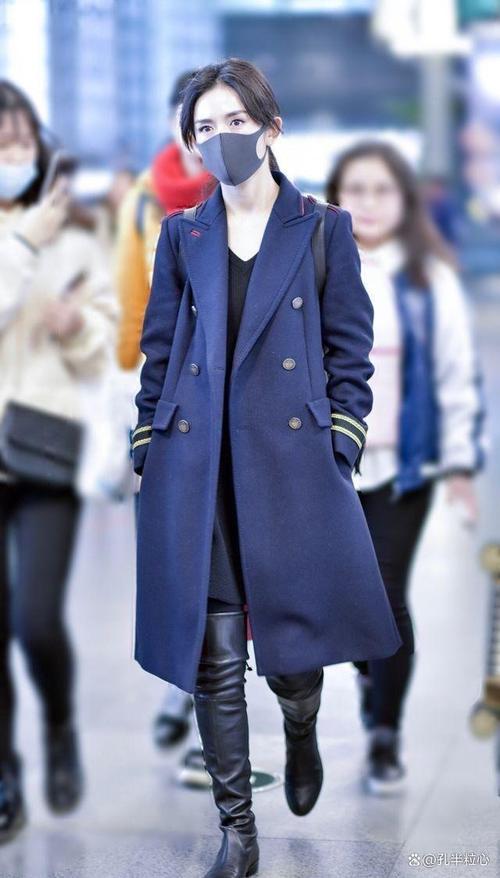 深蓝色长款大衣怎么搭配图片
