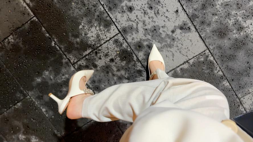 秋冬白色高跟鞋怎么搭配衣服图片大全