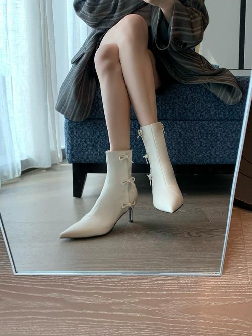 秋冬白色高跟鞋怎么搭配衣服图片大全