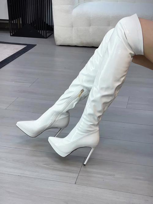 秋冬白色高跟鞋怎么搭配衣服图片大全