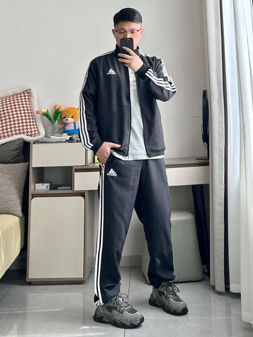 黑运动裤怎么搭配t恤男