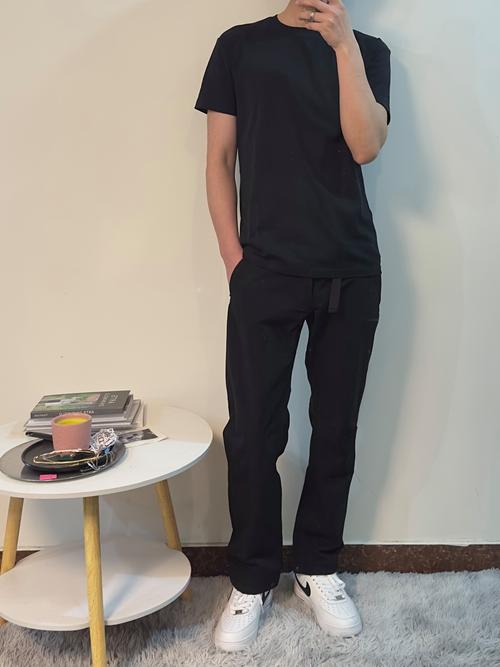 黑运动裤怎么搭配t恤男