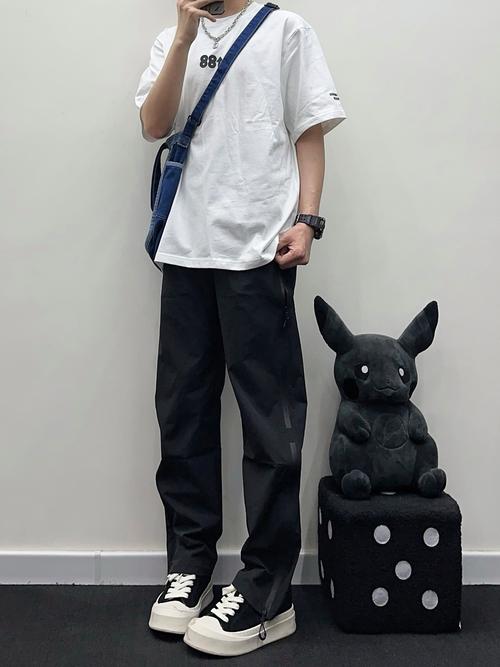 黑运动裤怎么搭配t恤男