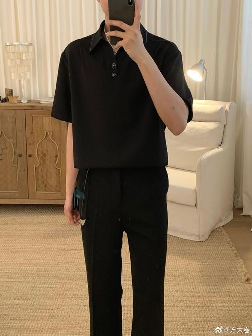 黑短袖衬衫怎么搭配