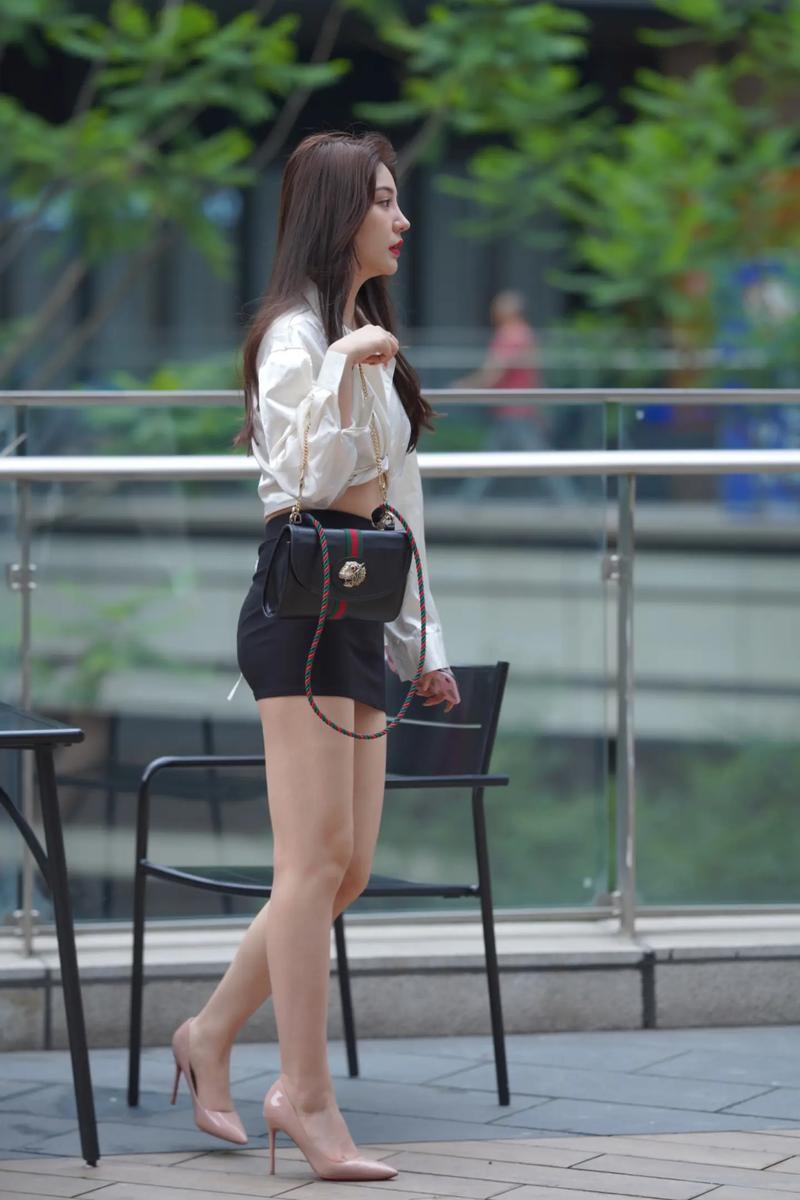 大腿短裙怎么搭配衣服图片