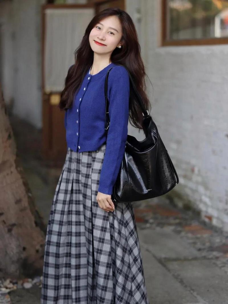蓝色格子半身裙上衣怎么搭配