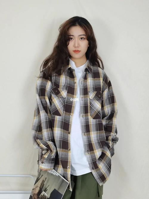 格子衬衫配什么裤子