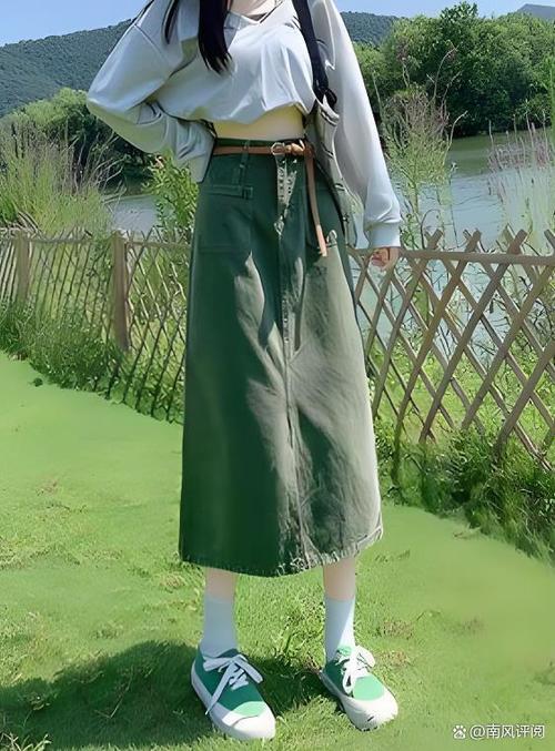 秋季军绿色半裙怎么搭配
