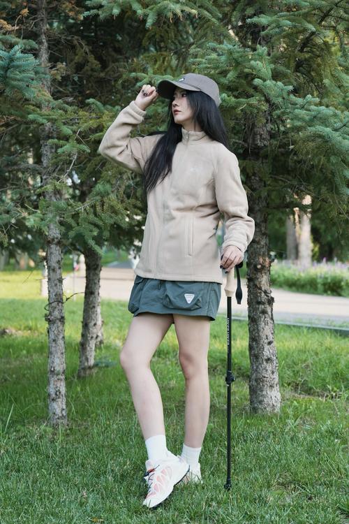 秋季军绿色半裙怎么搭配