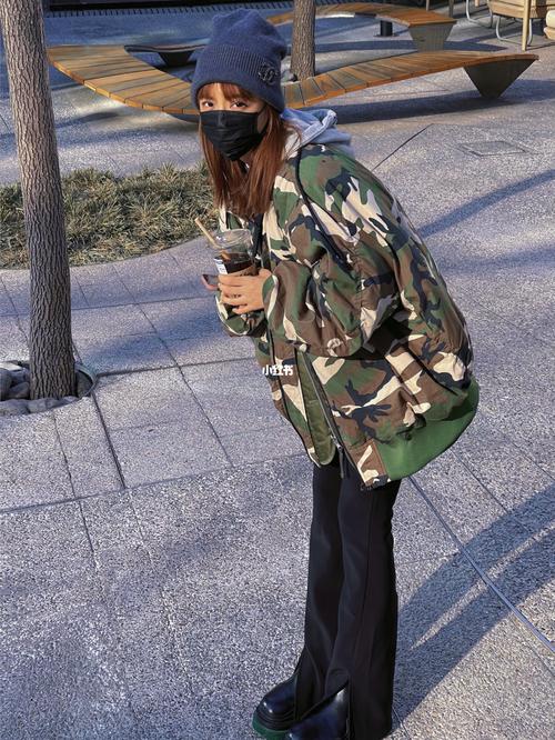 新的迷彩羽绒服里面怎么搭配